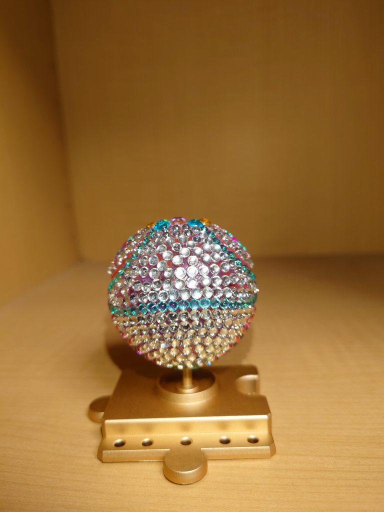 シャア「よく聞いてくれたアムロ。ブルーダイヤモンドはフィフスルナが落ちる前のラサ、それにピンクダイヤモンド、オパールはルナツー、サファイア、ダイヤモンドはアクシズショックの前にアクシズで採取されたアクシズ産。まさにこれは地球圏全体が凝縮されてると言って良い一品だ」アムロ「そんな貴重な物がこのハロに詰め込まれているのか。物によってはもう手に入らない産地が多いじゃないか！そんな貴重な物お高いんだろ？」