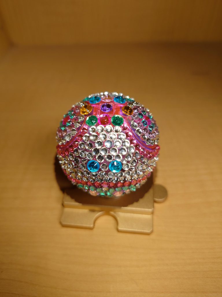 シャア「フフフ、驚いただろうアムロ。とりあえず説明させてもらおう。まずは一際眼を引くハロの眼だ」アムロ「碧い宝石が入っているな」シャア「フフフその通りだアムロ。眼には大粒のブルーダイヤモンドを（０，５Ct）２つあしらい、その他にもピンクダイヤモンド、オパール、サファイア、そして全体を覆うように散りばめられたダイヤモンド！」