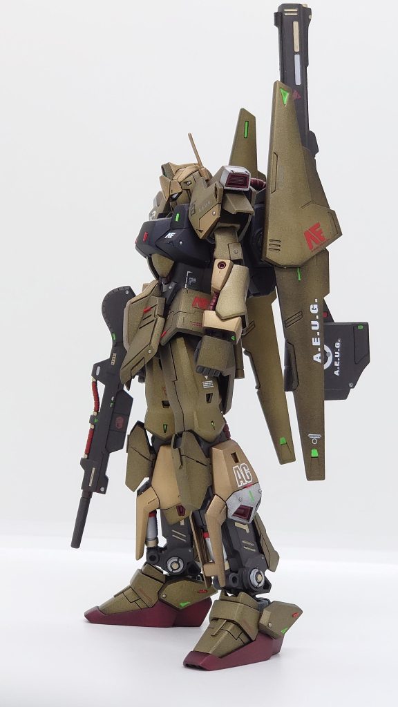 スジボリ、レッドポイント、メタルパーツでディティールを少し追加しました。プロポーションはなにもいじってません。自分ではここもうちょっとこうしたいみたいなのは一切なく、素晴らしいキットでした!