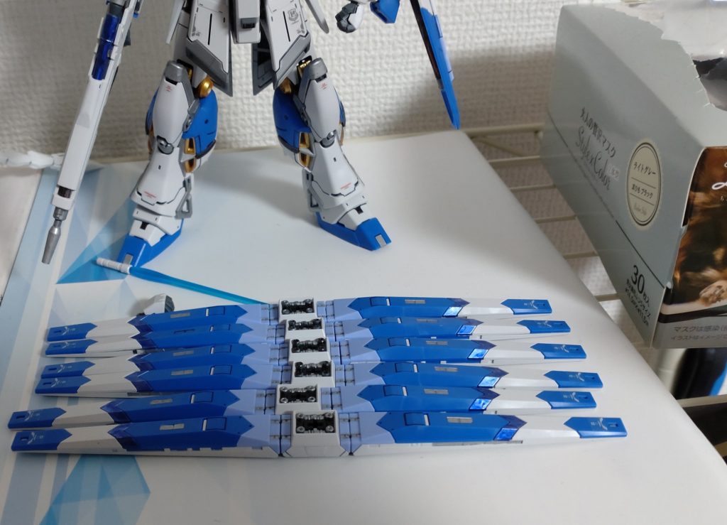 フィンファンネルは水色の所を一部メタルパープルのマーカーで塗りました。同じ物を6個も作るのはしんどかった…