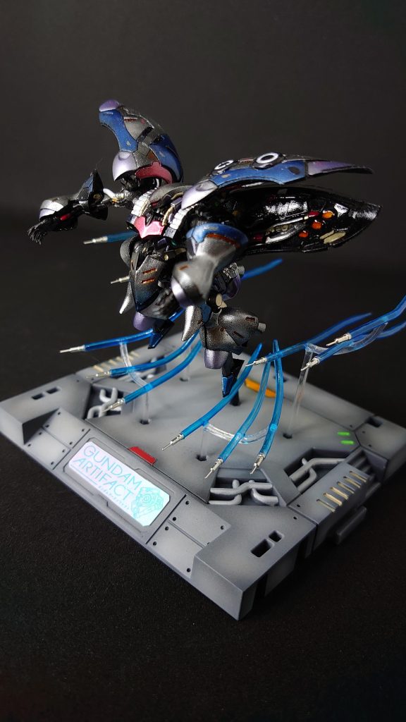 ICソケットと透明プラパイブでファンネルエフェクトを作製。台座は100均のディスプレイベースを使用しました。100円って素晴らしい😆