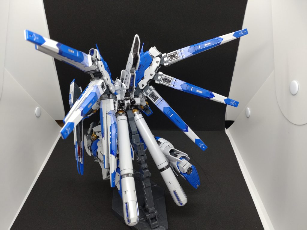 ファンネルを広げてバックショット。フィンファンネルとプロペラントタンクのおかげでとてもダイナミック。お気に入りの一枚です