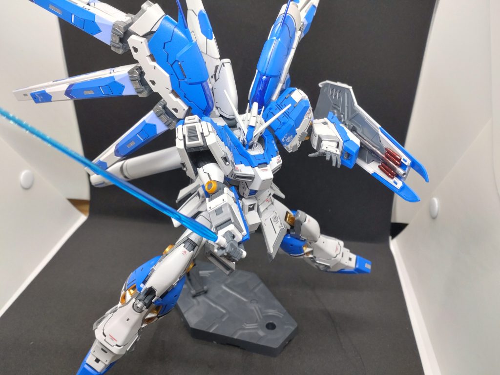 ビームサーベルで斬りかかるポーズ。