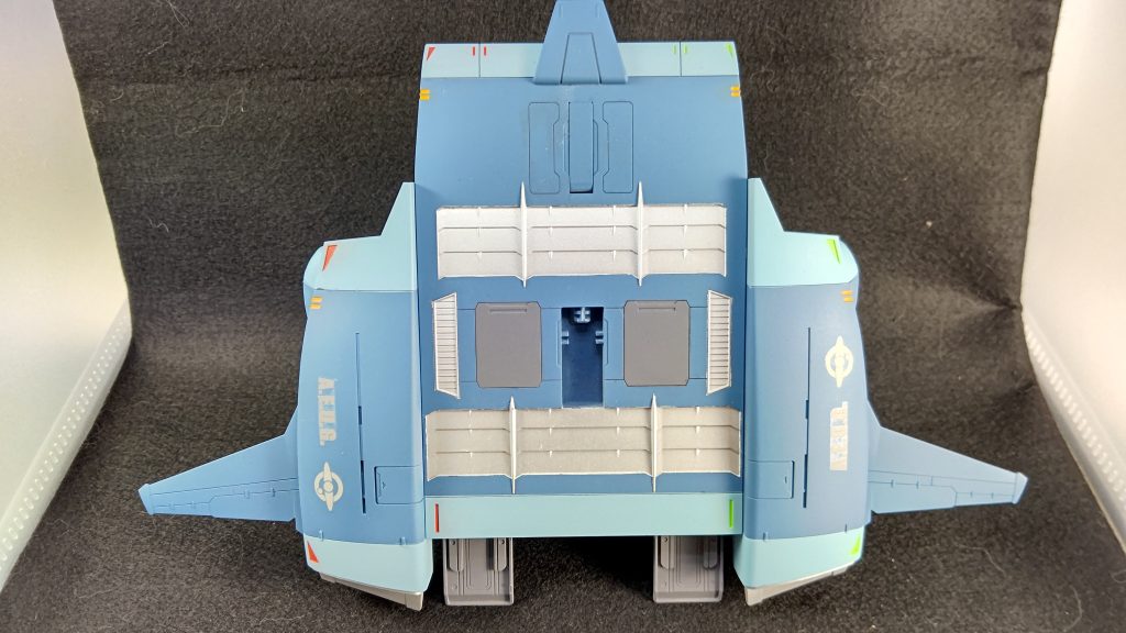 下面側に分かりやすくエゥーゴのデカールを貼っています