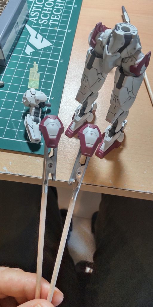 デカールでディティール追加。仕上げにつや消しトップコートを吹きました。