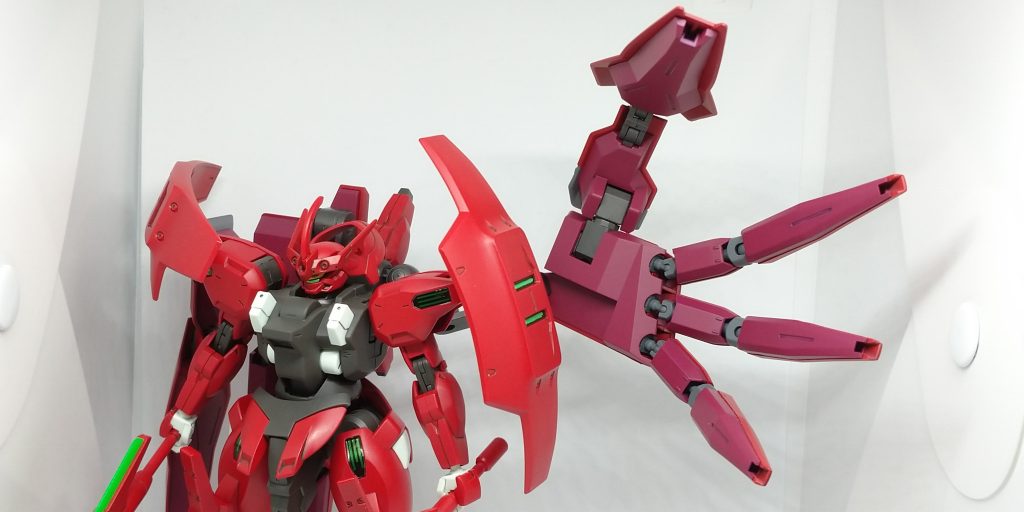 ビッグアームは問題なく展開可能ですが、アンビカー（片手の大きい盾状のドローン）が大変ボリューミーなので可動域を利用して逃がしつつの可動となりますね。ここはもう少し考えた方が良かったかもですが、結果的にはマントっぽくなったのでこれはこれでYESかなと！ビッグアームの指はボールデンアームズ等を利用して可動工作を行うことで素の状態よりも派手に動かすことが出来るようになりました。設定通り第一関節のところで分離も出来るので3mm接続で浮かせる台座があればさらに映えさせることが出来るかと。