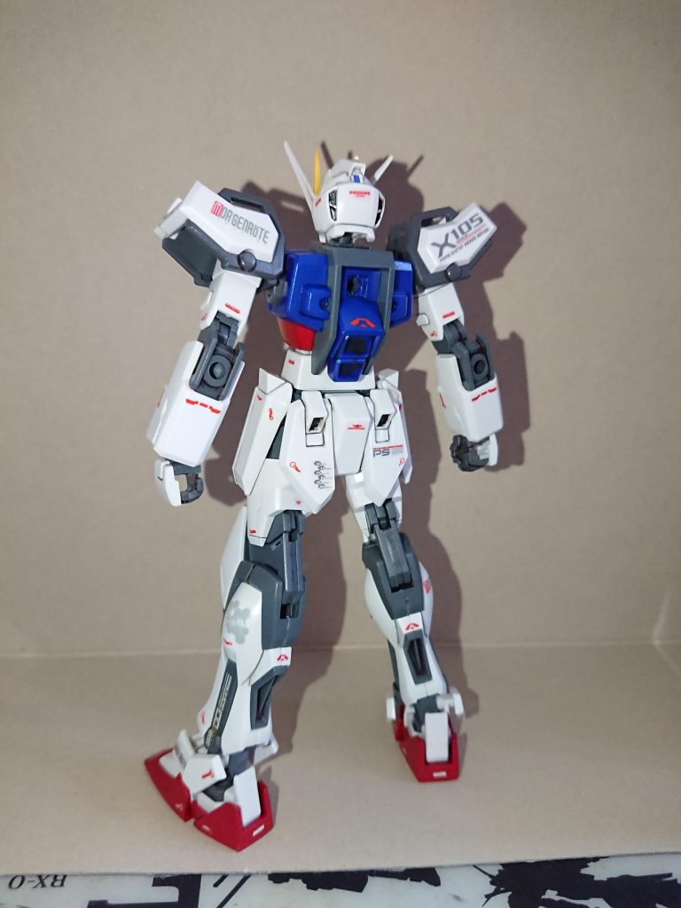 後ろ姿。マーキングはガンダムデカールMGリマスター版をメインに使用しました。