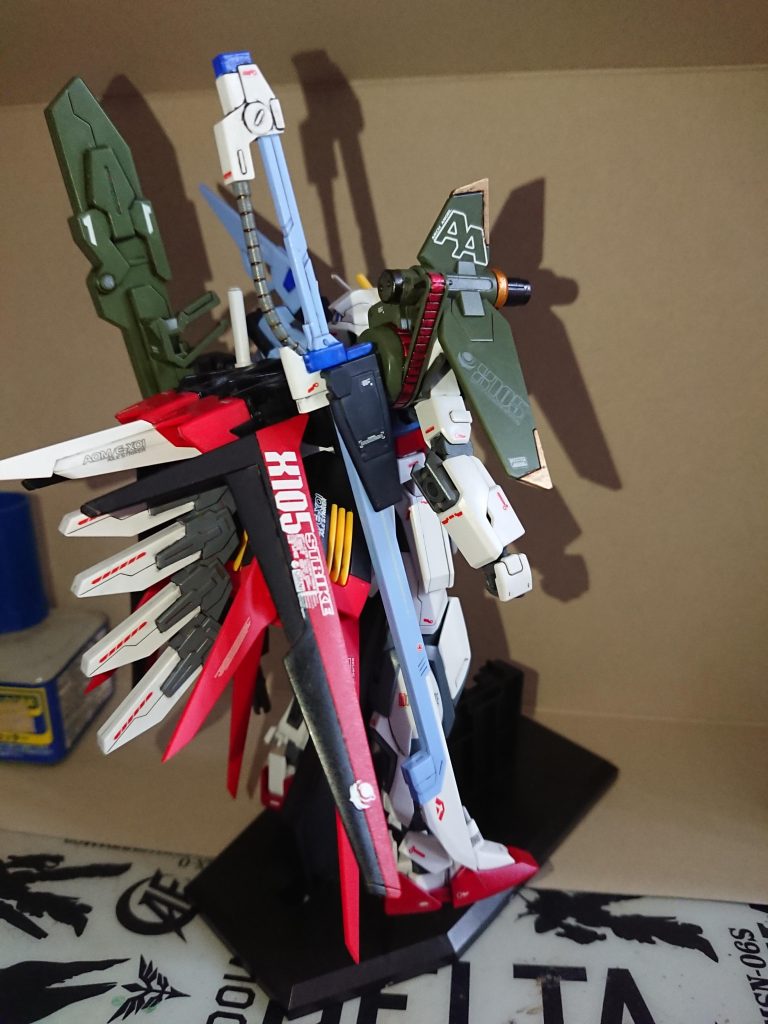 後ろ姿。エネルギーパックは脱着式に改造しました。