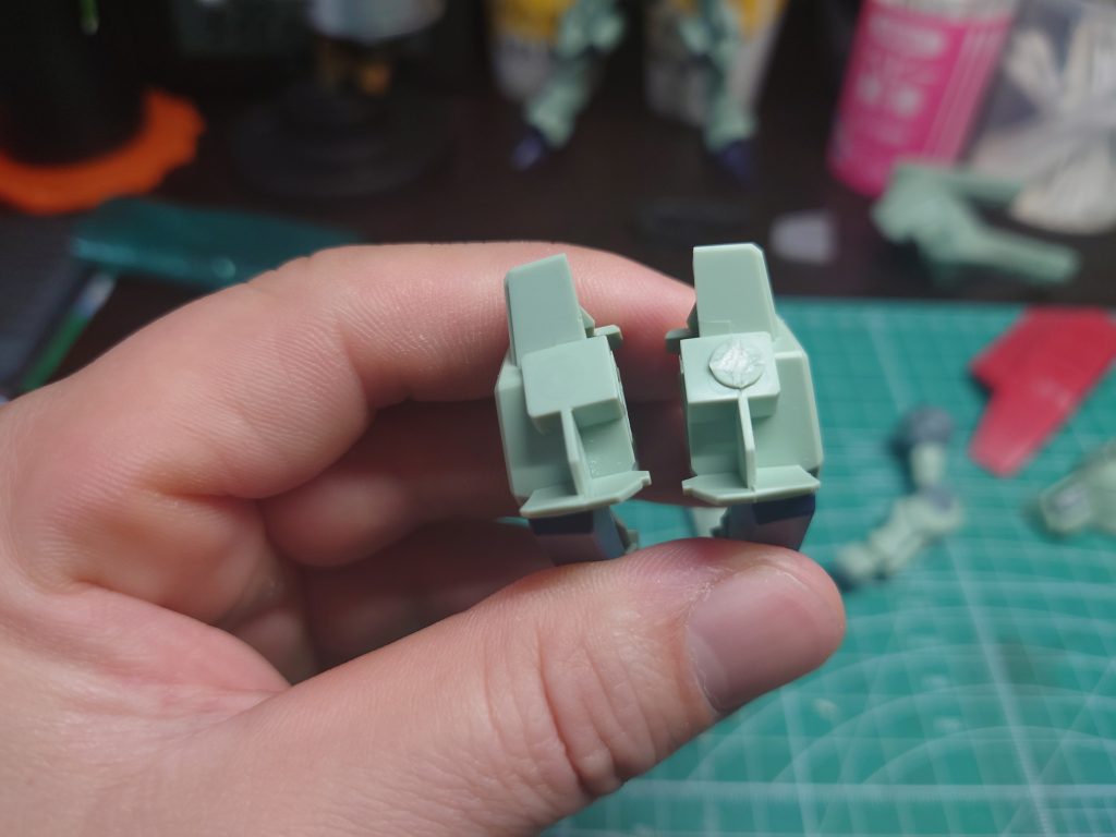 元々付いていたバックパックのくそデカ接続軸を削りフライトユニットを装備出来るように加工しました