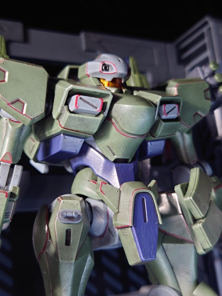 今回は成形色のスクラッチ(傷)仕様に、レッドラインとハードポイント追加で、遊べるザウォートヘヴィにしてみました。