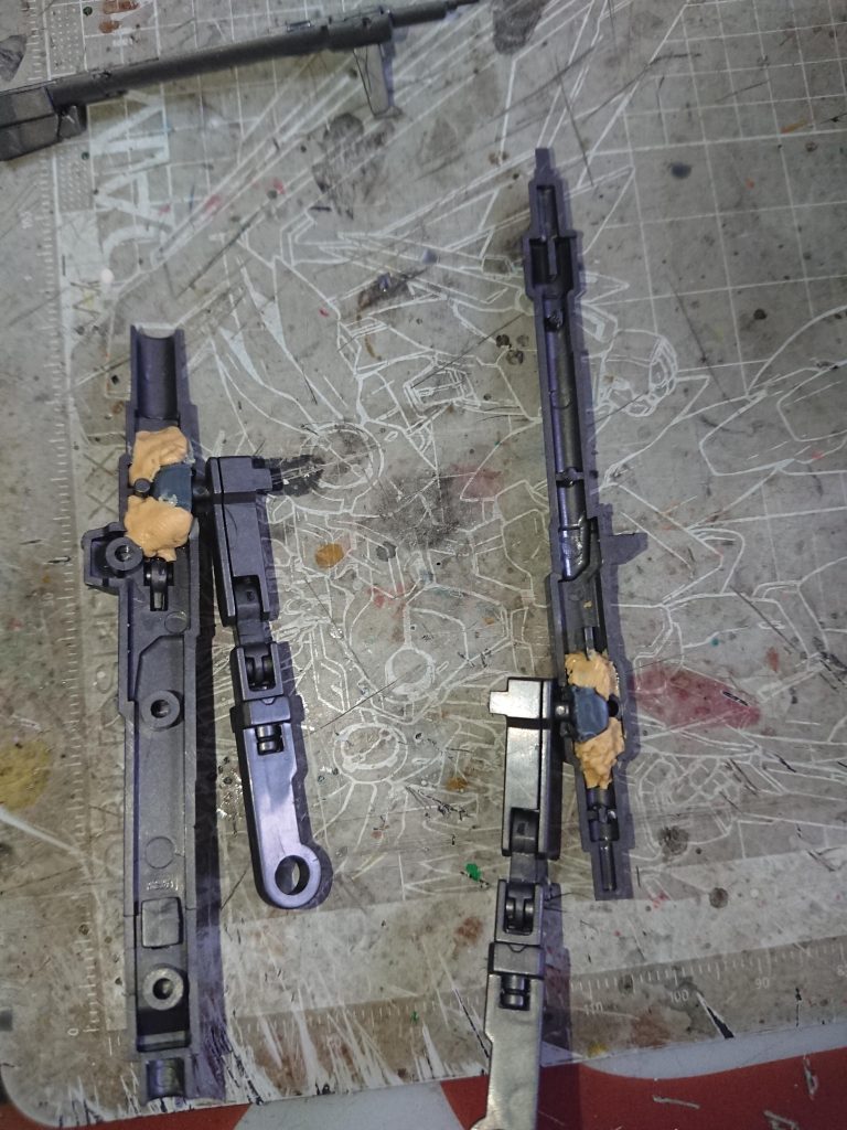 武器のBJ受けが固すぎるのでポリキャップを加工して埋込みました。