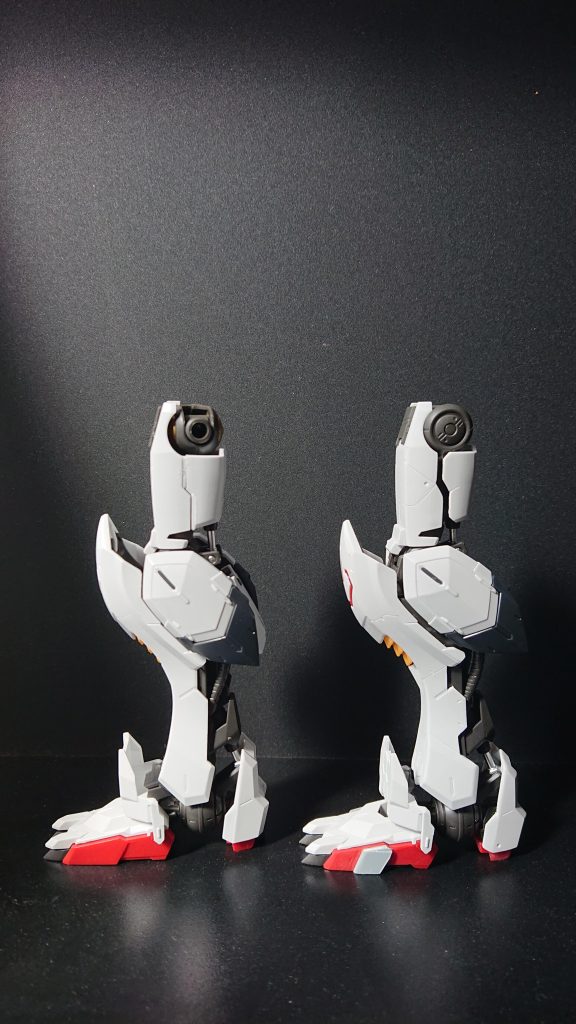 大腿部、下腿部の外装をカットしてプラ板を追加しています