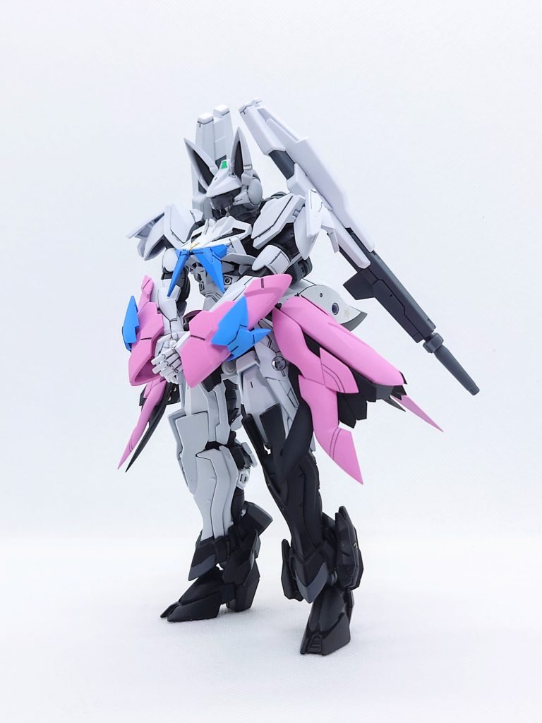 前腕装甲のみ交換、後は各所の3mm穴に接続する形になっています。あくまで追加装備なので、シルエットは特徴的なピンクカーディガンとツインテールに絞って再現しました。