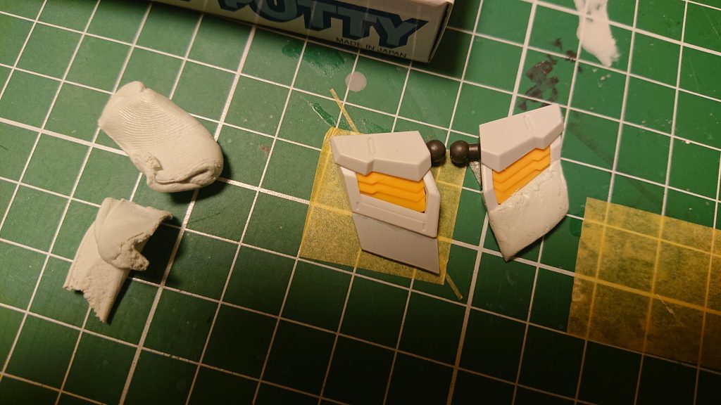 フロントスカートが短いのが気になりプラ板とパテでで7mm延長しました。これはかなり印象が変わるのでやってよかったと思っています！