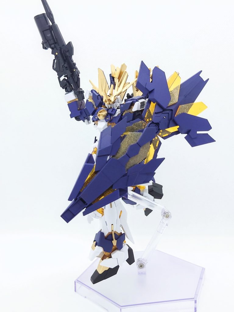 装備類もバンシィ・ノルンそのままです。サイコフレームは写真だと分かりづらいですが、アームドアーマーは平面なのもありホロ偏光がキレイに出て良い感じです。斑点が乗る程度にしか吹いていないのにこれはすごいなと思いました。