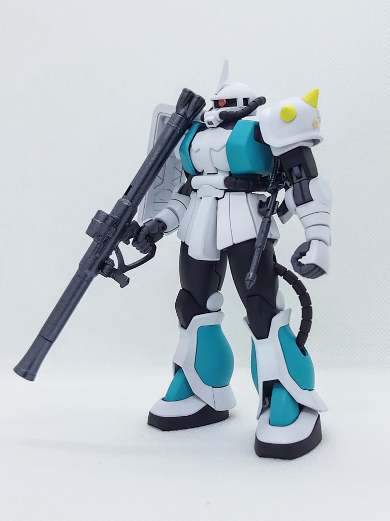 前面プロポーションはキットのまま合わせ目消し等基本工作をし、モノアイはHアイズに交換しています。個人的にザクにワンポイント以外でゴールドやイエローを使うのはあまり合わないと思っているので今回は最小限に留めました。