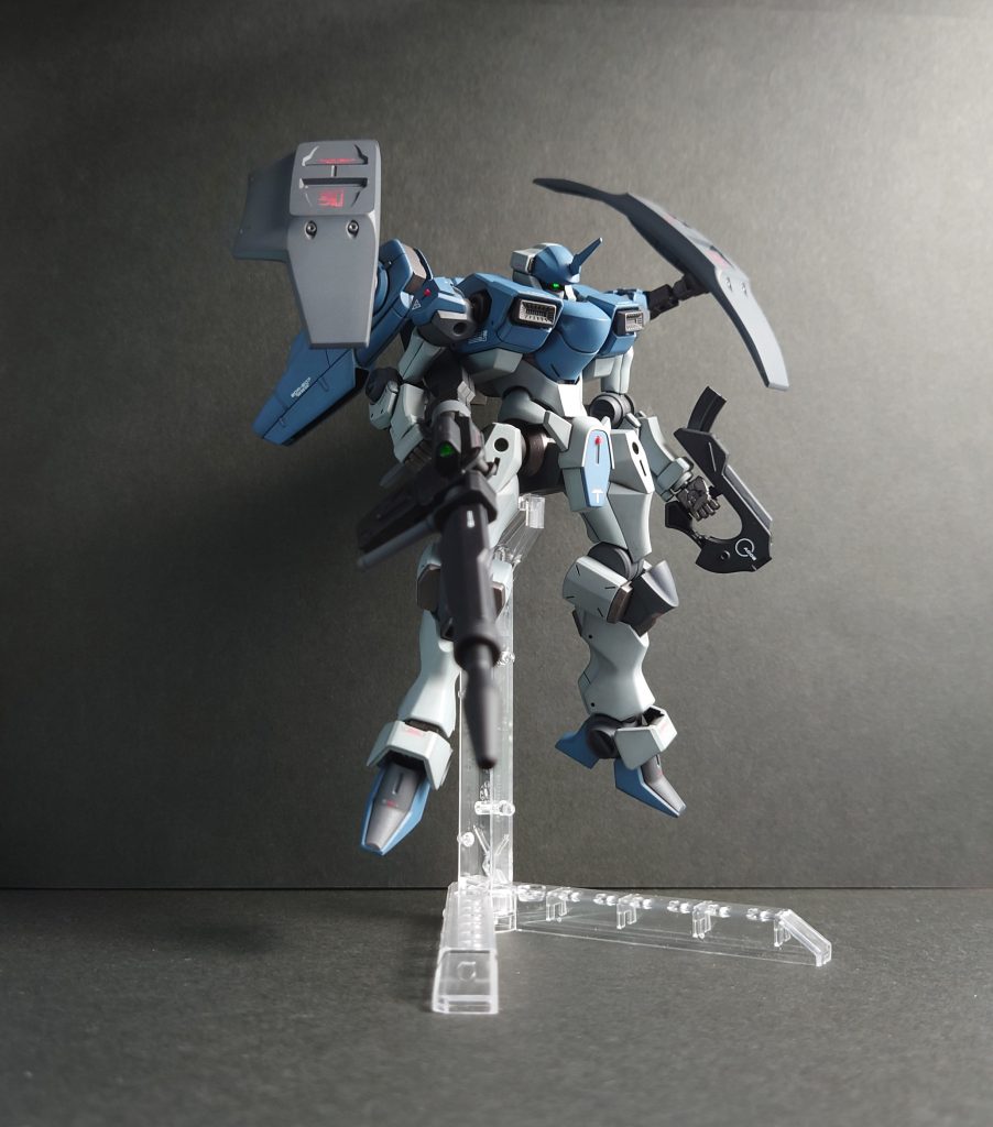 バイザーを外しカメラアイをメタリックシールに変更してUVレジンで仕上げています。ビームライフルのサイトスコープも同様の仕様です⸜(*ˊᗜˋ*)⸝