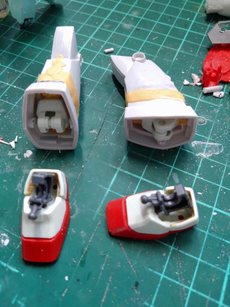 スネの延長ですが元の形に整形するのが大変でした。モールドは埋めてしまいました。😅アラ隠しも兼ねてプラ板追加等のディティールアップしときました。この辺りから少し今回はディティールアップ頑張ってみようかと思いました。ここからちょっと自分の投稿見て写真がって気付いたので付け足しです。実は初めEGガンダムの足で考えてました。写真がその時のですね。気がついた方は凄いです。ただここまでやってから可動は良いけど薄っぺらいなと考えなおしてHGジム足にしました。😅