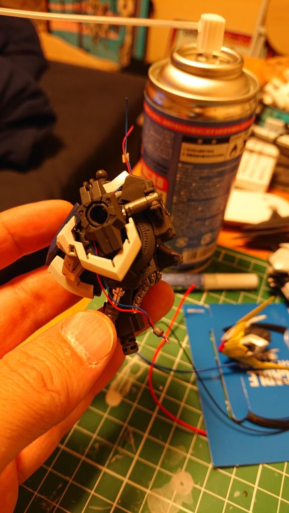 隙間のメカ感が特徴的なので、より活きるようにパイピングに初挑戦！