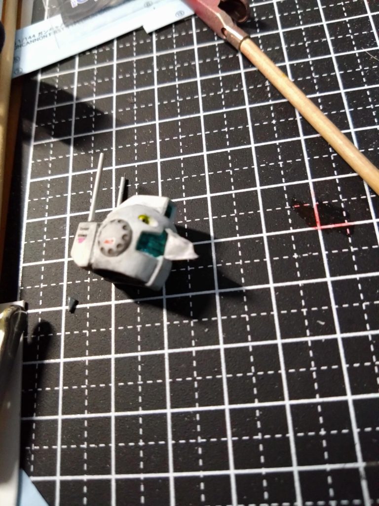 バイザー部分は後ハメとかせずに制作前に裏にマニキュアのキラキラシルバー?みたいなやつ塗ってから表面にマスキングテープ貼って頭の接着。合わせ目消し、塗装、トップコートで最後にスジボリタガネで慎重に剥がしてます。いつもよりデカールも頑張ってみました。時間かかりましたがなんとか念願のジム・キャノンの完成です。😄最後まで見ていただきありがとうございます。🙇