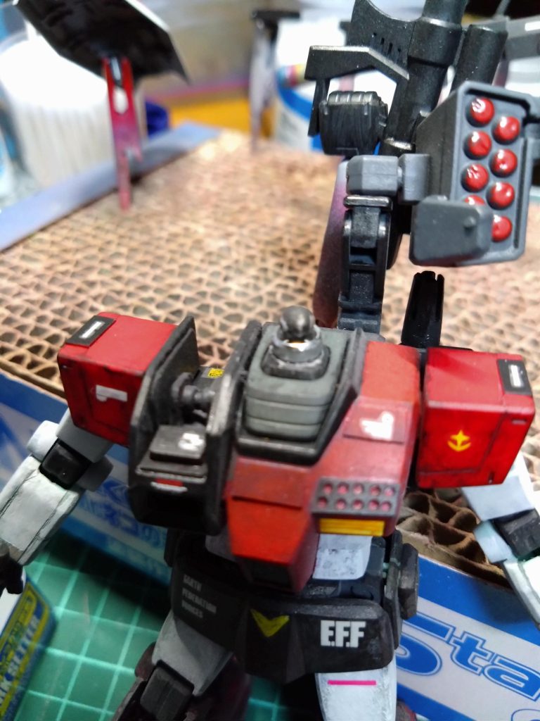 MGヘビーアームズのミサイルランチャーもすーぱーふみなのサブアームパーツで装備しました。ミサイルの赤は綿棒にエナメル塗料つけてハンコの要領で塗装しました。首パーツもHGジムのポリパーツが短く感じたので切断して穴開けで3ミリくらいのランナーを使用、後でちょうどいいバーツあったので交換してますが、首が伸びた分ランナー軸が見えるので100均のアルミストロー切断したもの入れてます。写真のシルバーのやつです。少しスジボリも追加してます。下手ですが少しずつ。