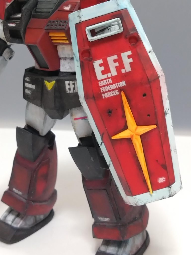 シールドの塗装は結構気に入ってます。ピンバイスで掘った所に艶消しブラックでキズの表現してます。ホワイトは弱めのドライブラシでうっすらジムの成型色でて好きですね。後はシェードブルーやラストオレンジを少々。