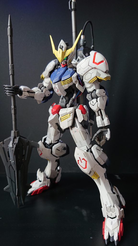 フロントスカートの延長やパイピング、メタリック系の塗装など新たに挑戦し、塗り分け、スジボリなどは前作より上達したかなと思います。ニュートラルグレー各種の存在を知り塗り分けが楽になりました。