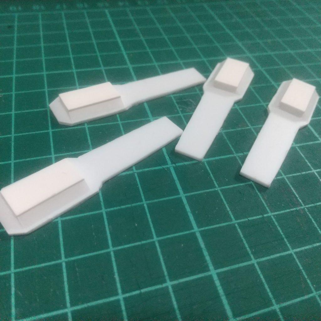 大きな特徴のサイドの羽？みたいな物をプラバンで作成♪