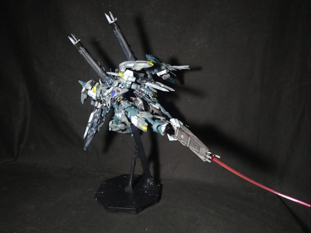 隠し武器のサーベル展開足のユニットを伸ばすことでリーチを伸ばしてます