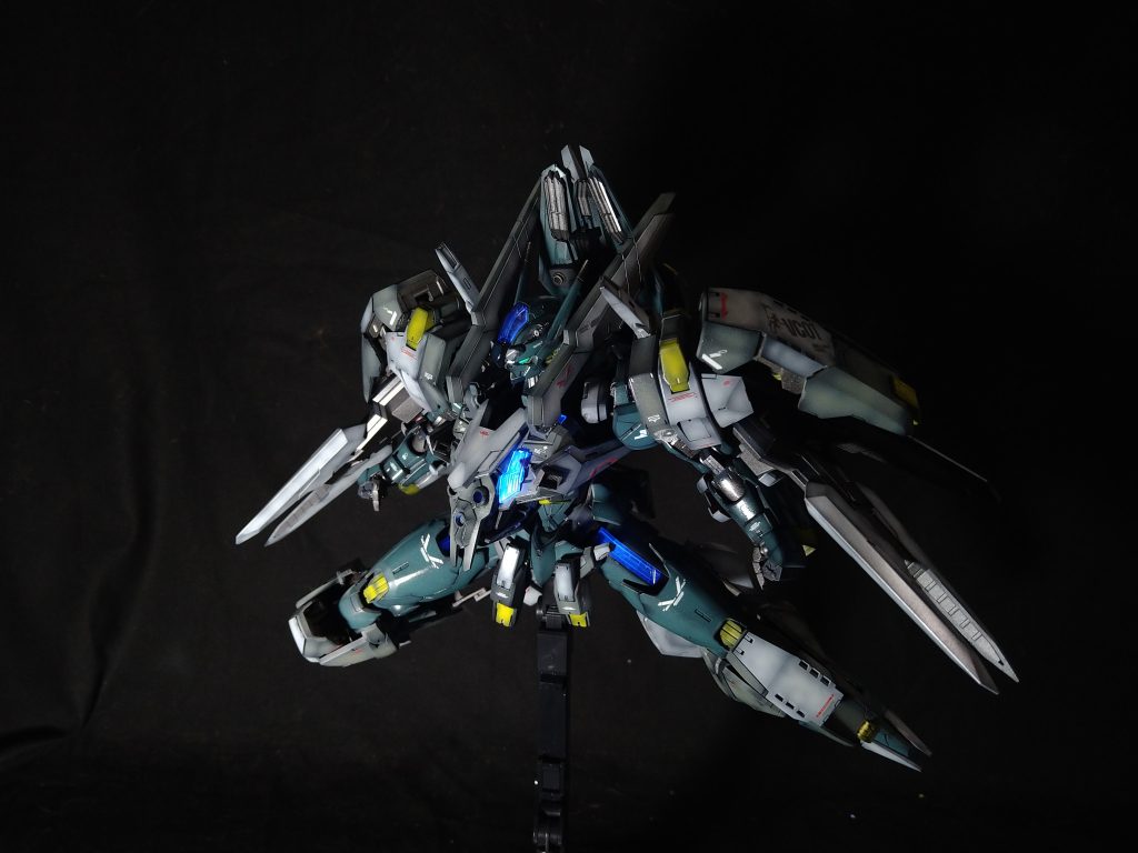 フルアーマー　ヘビーバージョンガンビットや特殊シールドを装備　　　　　　　　　　ガンビットはフルメカの物をシールドブースターに見立てて背面に装備。　　　　　　　　　　　　　　　HGのエアリアルから一部拝借した物を胸部アーマーに取り付けてます。