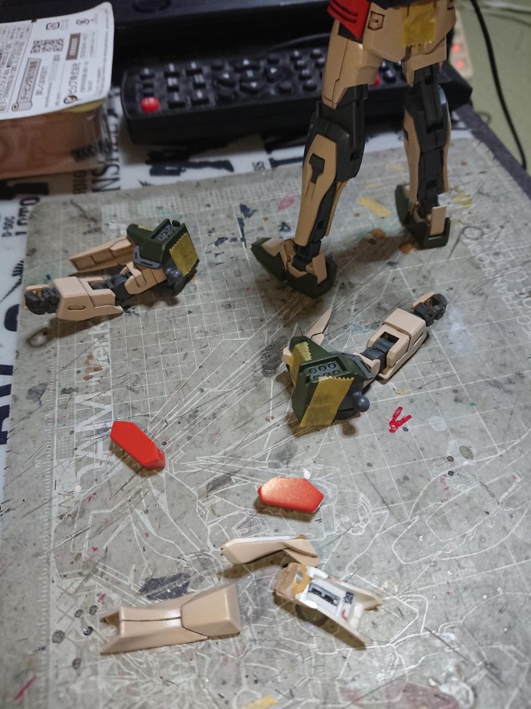 手足は塗装後にパテで接着しました。本当は足をもう少しスリムにしたかったのですが私の技量ではコレが限界でした😩