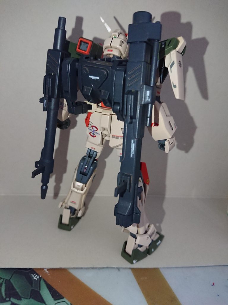 塗装は武器類はMr.カラースプレー、本体はガイアカラー、関節は未塗装、細部は筆塗りです。