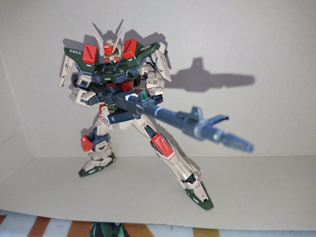 太ももは設定と形状が違うのですが塗装すれば「それらしく」見えると思いストライクのパーツをそのまま使用しました❗️