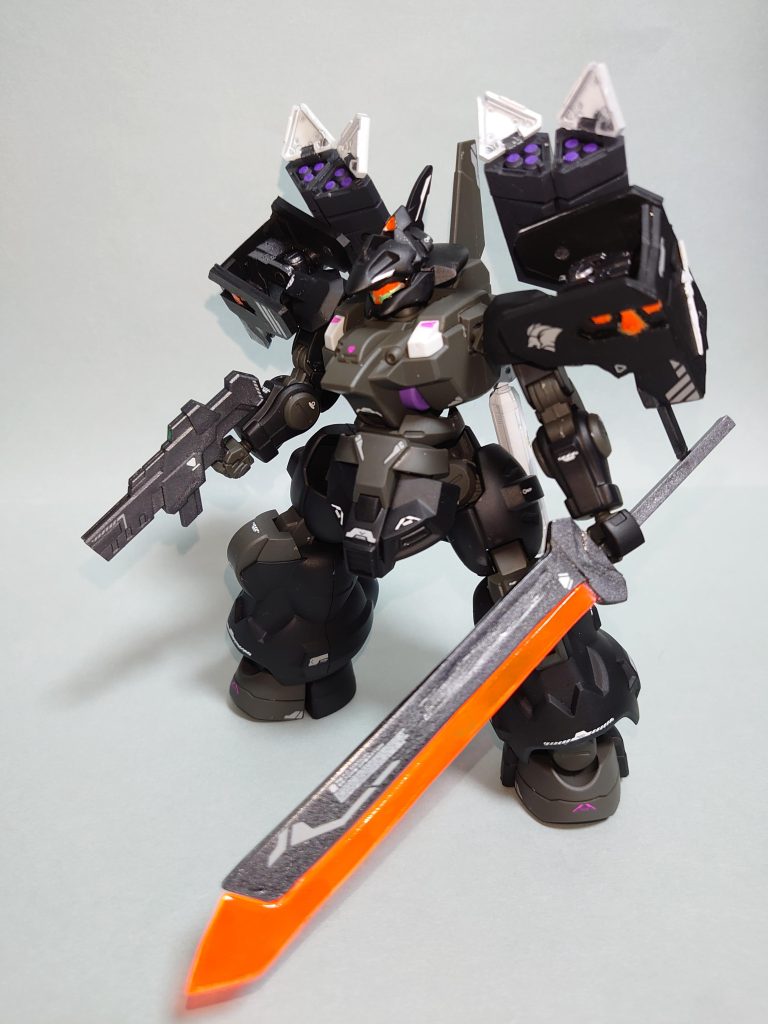 シールド裏のウェポンラックはディランザと共通なのでビームライフルとビームトーチはそのまま使用できます。集団戦では前衛のグエルとラウダのサポート、突っ込みがちなフェルシーのフォローをすることになるので間違いなくビームライフルがメイン武装になります。以下、おまけ※第１０話あたりの裏側ムラクモ「それで集団戦・・と。グエルもラウダもいないのに、余計な喧嘩を買うのはよせとあれほど言ったのに・・」フェルシー「だって！あいつらがジェターク寮のこと馬鹿にするから！どいつもこいつも、グエル先輩がいなくなってから落ちぶれたって好き勝手言って！」ムラクモ「気持ちはわかるよ。でも喧嘩に勝つことだけじゃなくて、争いごとを避けることだって必要だよ。勝つ為だけじゃなくて、守るための強さを。来年の寮長を目指すのなら、なおさら」フェルシー「でも」ムラクモ「まあいい、今は目の前の決闘に集中しよう」フェルシー「はいっす！グエル先輩とラウダ先輩がいなくたって、ジェターク寮を好きにはさせないっす！」ムラクモ「ああ、守ろう。ジェターク寮を」