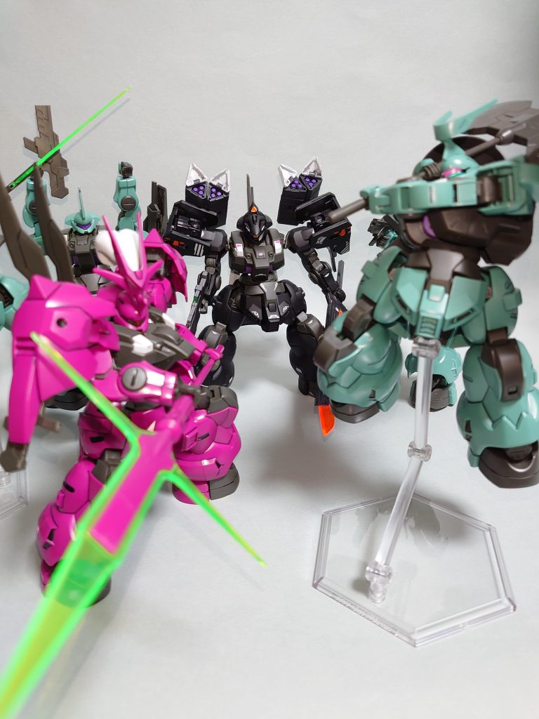 マルチランチャーシールドに装備されたマルチランチャー。ディランザ用のオプションとして開発された試作装備で通常弾はもちろん、チャフやスモーク、対ビーム各散弾やディランザ・ソルと同型のクラスターミサイル等、様々な弾頭を装填可能。単機でもかく乱用に使用されるが特に集団戦で真価を発揮する。グエル「俺が切り込む、援護しろ」ムラクモ「了解」フェルシー「あんなやつら、ボッコボコにしてやってください！」ラウダ「墜ちろォォォッ！！」・・なんて感じに、わりと脳筋仕様なジェターク寮の機体の中では僚機のサポートができる機体なので集団戦には真っ先に駆り出されます。ラウダが若干、キャラ崩壊してる？え？そうでもない？（）