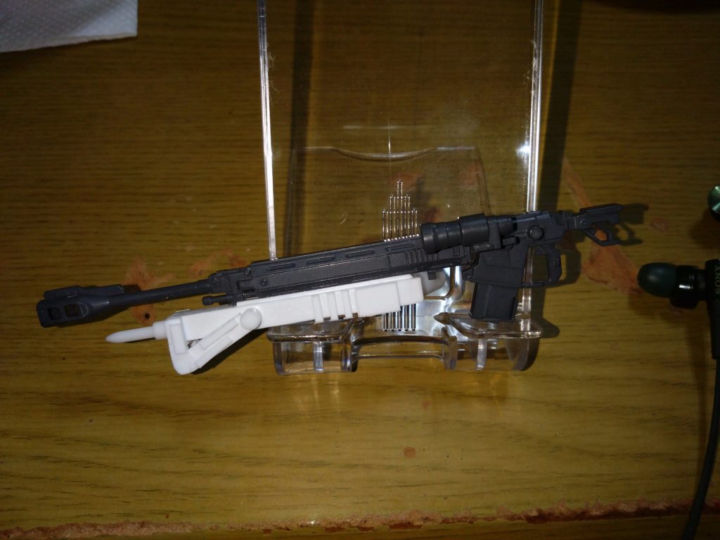 オリジンザクの対艦ライフルにパイルバンカーを製作して接着しています…脱着は無理でした…あと持たせにくい武装となっております…