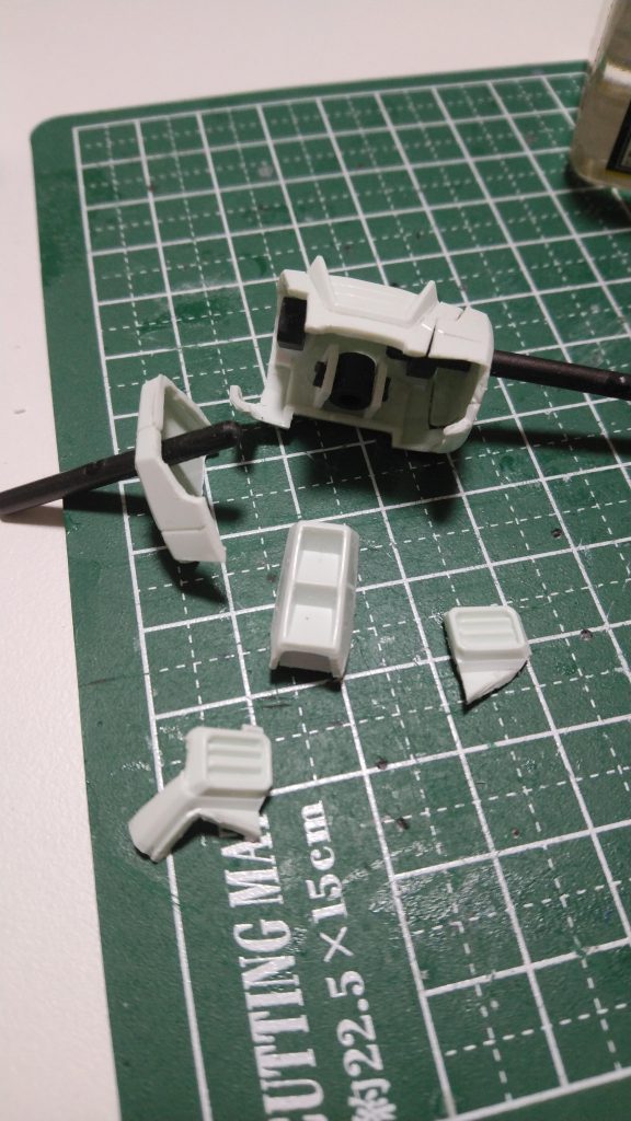 胸部加工中コクピットの開閉とダクト展開の為にいったんバラバラに、ポリキャップも各所に取り付けてます🐶