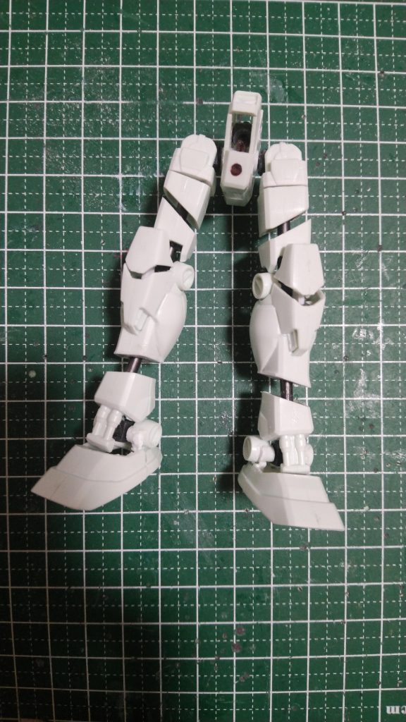 下半身ポリキャップ加工中膝や脛にまでポリキャップを入れてデストロイモードに変身する為に伸縮出来るようにしとります☆