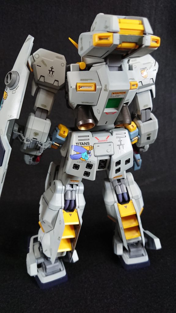 今の作風と比べるとメタリックカラーの差し色は使ってないです。