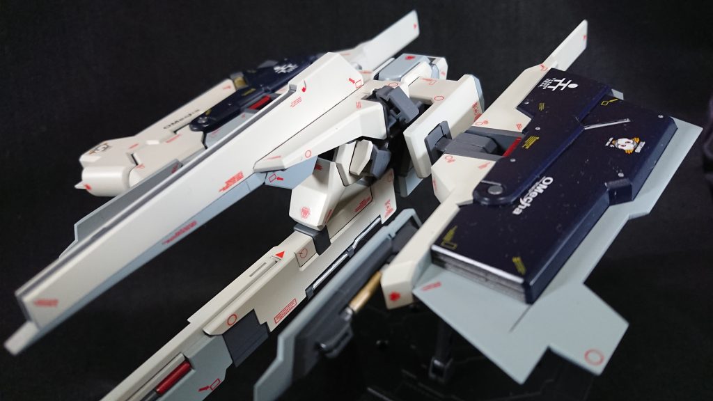 濃いブルーにはイエローのデカールを貼り付けてます。