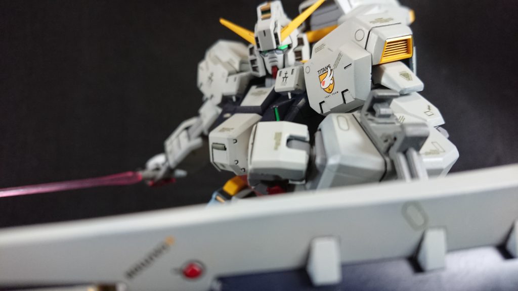 細かい部分の塗装はエナメル塗料で。