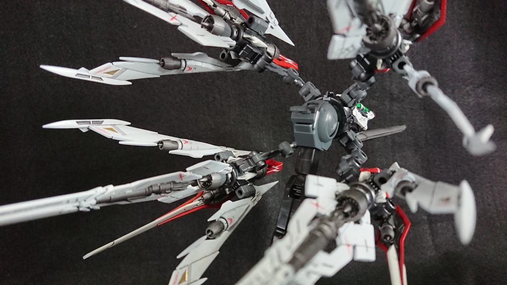 スミ入れしやすい様にモールドの堀り直しをしています。