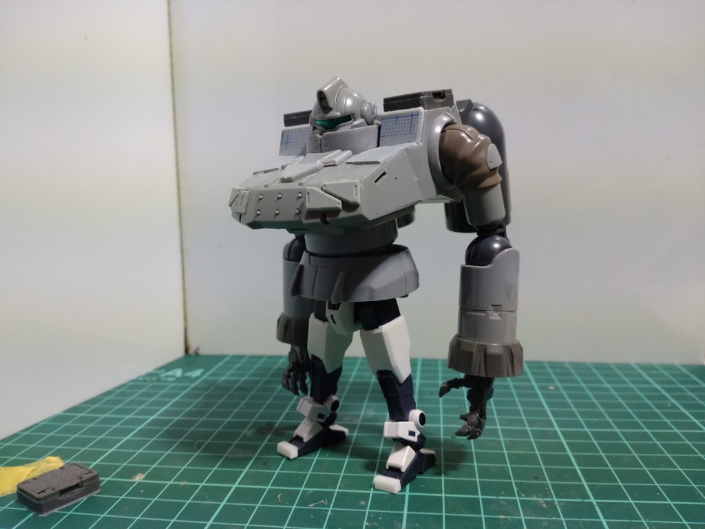 ここからプラ材などでの加工を開始。足の大型化や方部分の穴塞ぎをしています。