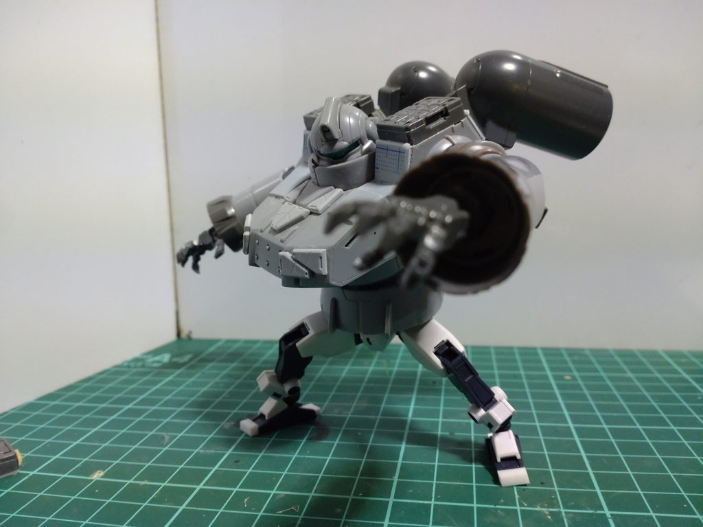 あと立たせるバランスを考えて股関節前側に重りをつけパテで埋めてます。足のスリッパももう少し大きくしました。