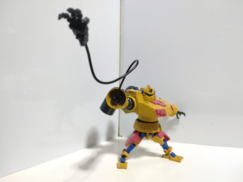 ワイヤーが仕込まれていて遠くの敵の捕縛にも使えます。