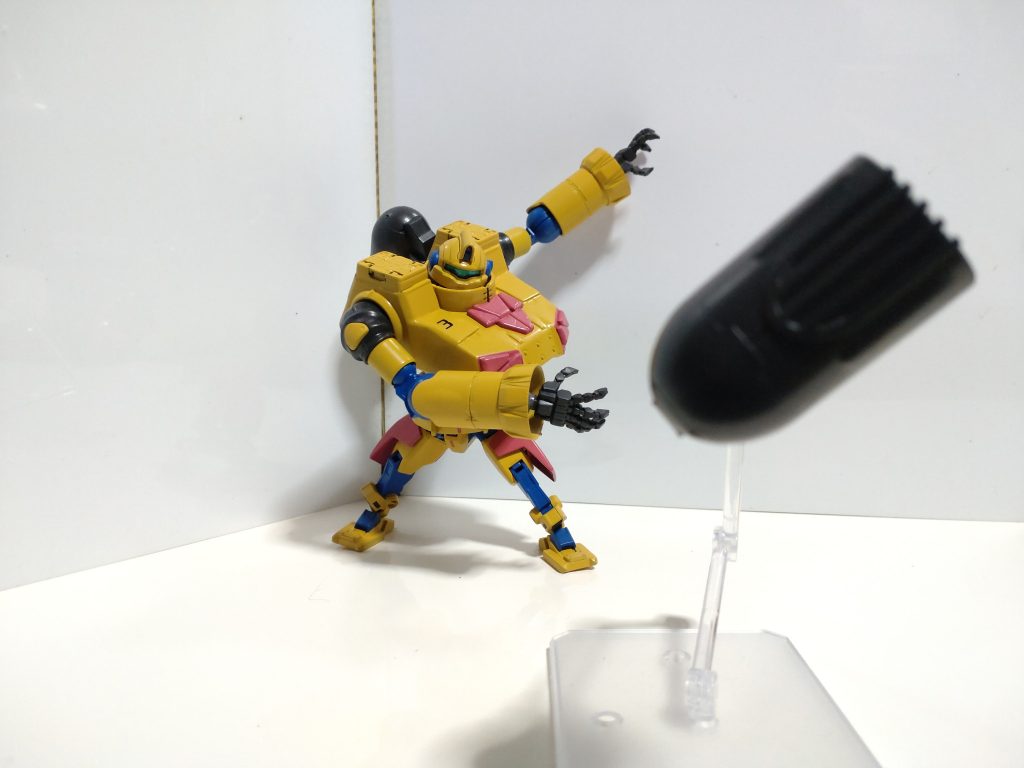 Gグレネードグレネードは背中に装着されていて並の機体なら一撃で破壊可能。使いきっても知らぬ間に補充されてます。