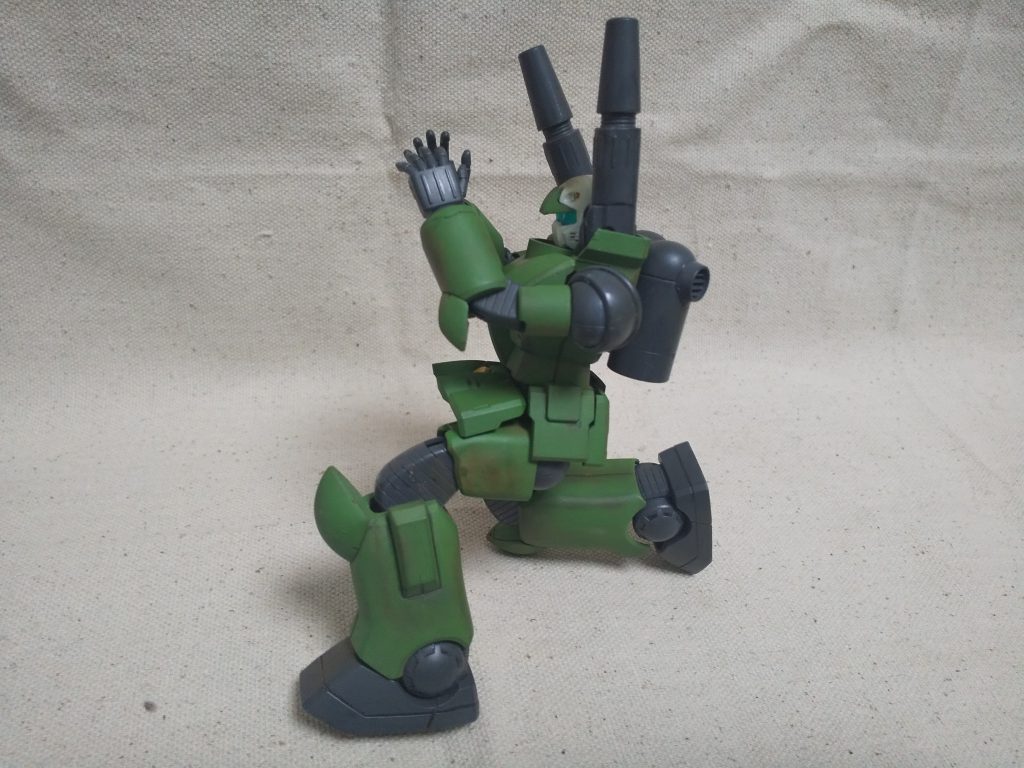 しかし彼は接近戦がしたくて仕方がありません。その事を部隊長に伝えると、「殴ればいいんだよ~」と、とんでもない事を言い出しました。しかし、とある部隊のガンダムのパイロットはガンキャノンで格闘をしたという実績があるらしく、それ以上部隊長は彼の願いを聞いてくれません。きっとガンダムに乗っているのはとんでもなく凶暴な奴に違いない。ジオン軍からも白い悪魔と呼ばれているらしい。そんな奴の真似なんかできるか!困った彼は同じ部隊の何人かの技師に相談して接近戦用の武器を作ってもらうことにしました。