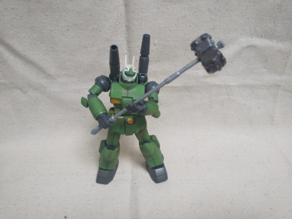 1人目の技師は、「噂によるとガンダムにはガンダムハンマーって鈍器があるらしい。見たことないけどハンマーって言うくらいだからこんなんじゃないか?」と言って大型ハンマーを作りました。悪くはないけど振り回した時にバランスを崩しそうで採用を見合わせました。