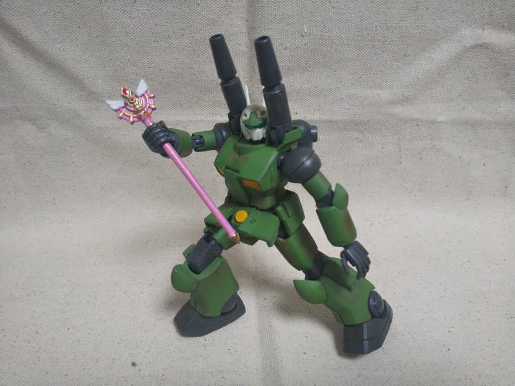 最後はアニメーター志望だったが、内定先がジオンの攻撃で破壊され、やむなく戦争が終わるまで軍人となった技師が作った武器?「これで戦えと?」「こう見えてちゃんと希望に添えるように作ってますよ。携行しやすく艦内にも入ります。強そうに見えないかも知れませんが、戦場でこの杖持っているのみたら怖くないですか?」「まあ、ある意味やべーのがいると思われるだろうが…。でもこれ鈍器としては使いにくくないか。」「えっ、これ鈍器じゃないですよ。」