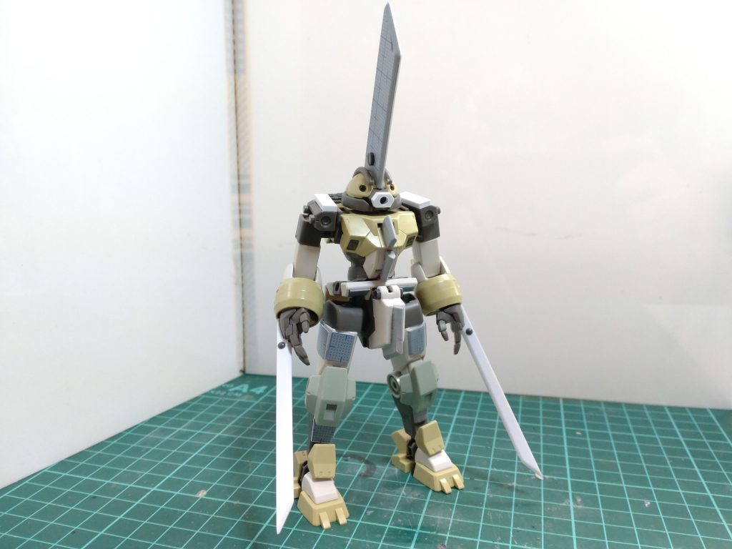前面に刃追加元ネタは頭だけでしたが身体の前側にも付けて足は太もも部分にプラバンを貼って少し太くしデミトレーナーの膝アーマーを付けてます。